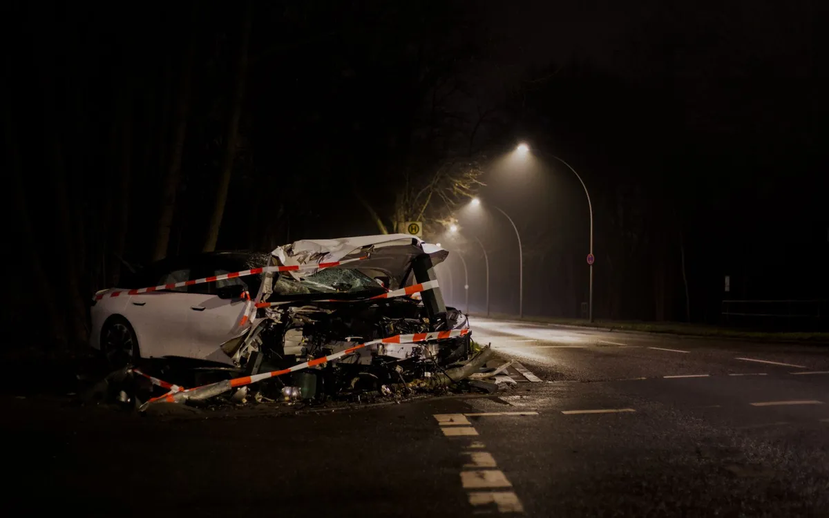 Ümraniye'de şarampole devrilen otomobilin sürücüsü hayatını kaybetti