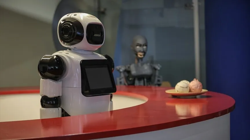 Yerli üretim 'Adam' robotu teknoparkta danışmanlığa başladı
